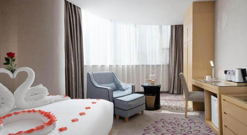 Lavande Hotel Guangzhou Shangxiajiu Pedestrian Street Hualin Temple Metro Station מראה חיצוני תמונה